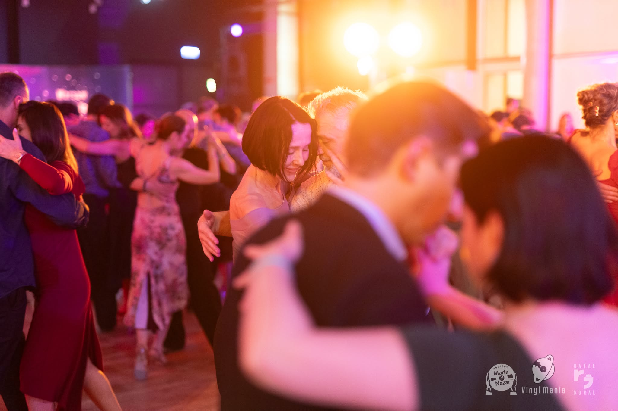 Táncoló párok egy social tangó eseményen